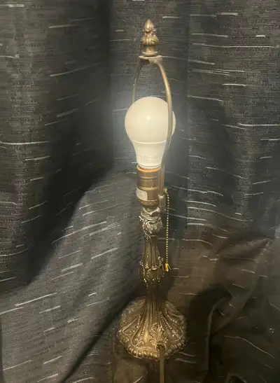 Comes with an extra lampshade. Lighting is working perfectly.