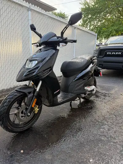 Acheté neuf au début de l'été. Une seul propriétaire/cause de la vente:achat de ma première voiture....