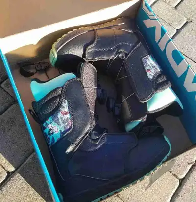 Capix Sierra A-Top (BOA) women's/girls size 5 US snowboard boots in Black/Blue Gear up for March bre...