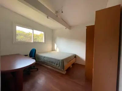 A bedroom available for a female student from Sep. 1