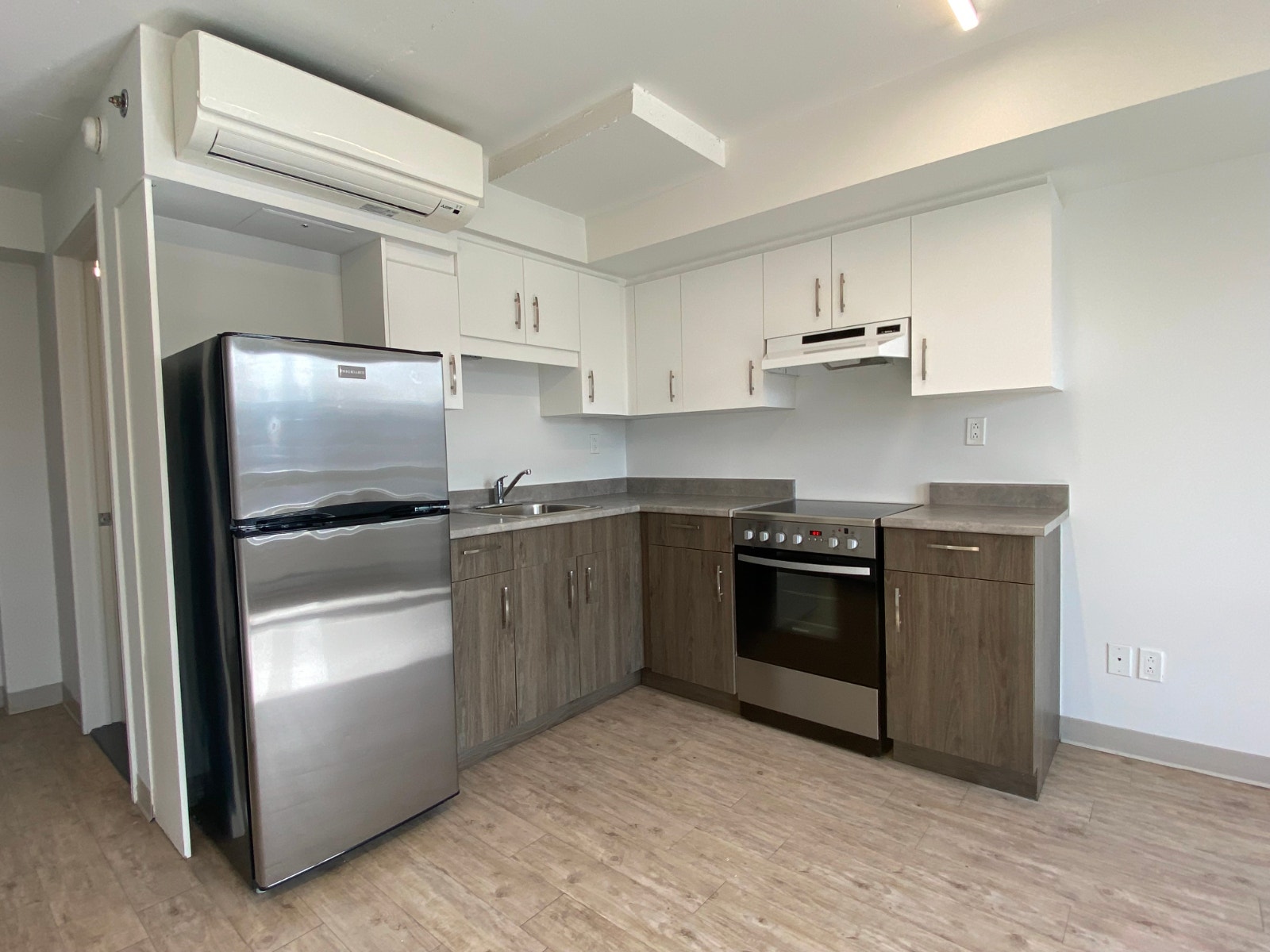 STUDIO ALL INCLUSIVE + 1 YR. INTERNET DOWNTOWN MONTREAL — photo 1