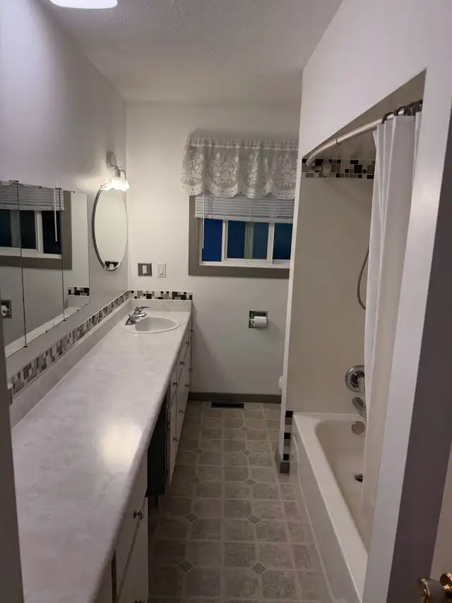 Nice house for rent in Peachland BC in Long Term Rentals in Kelowna - Image 5