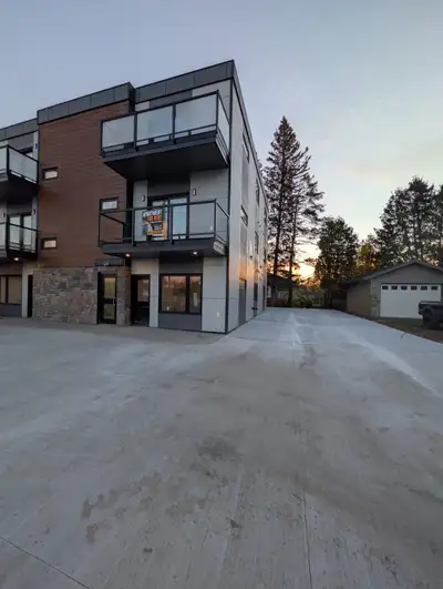 2 bedroom 1 bathroom Main floor apartment in great Central Location Please visit kewlrentals.ca to a...