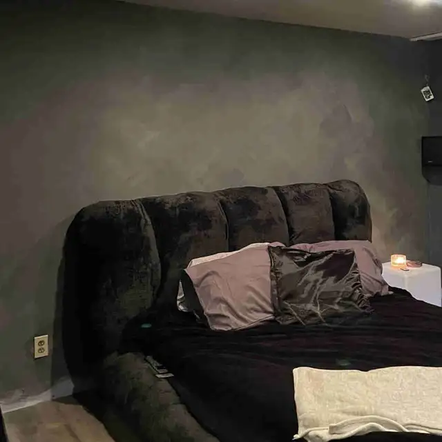 Queen bed frame in Beds & Mattresses in Longueuil / South Shore - Image 2