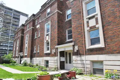 2 bedroom apartment available immediately or July - Durand nbrh