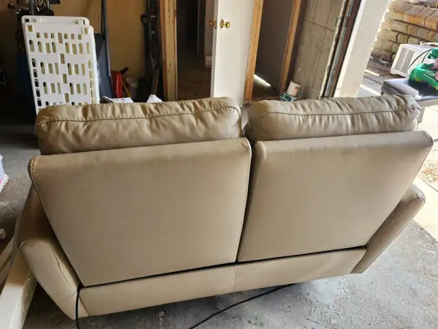 Causeuse en cuir 2 places – Confort haut de gamme in Couches & Futons in Laval / North Shore - Image 5