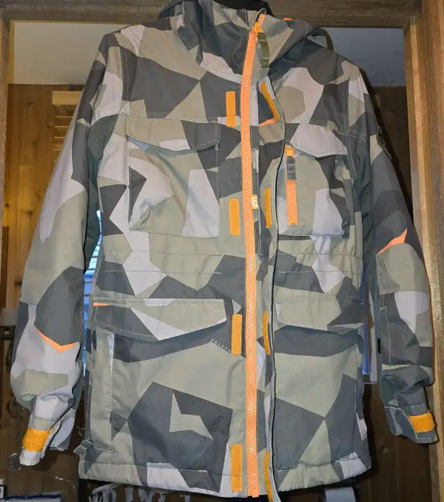 Burton Camo Snowboard Jacket in Kids & Youth in Campbell River - Image 2