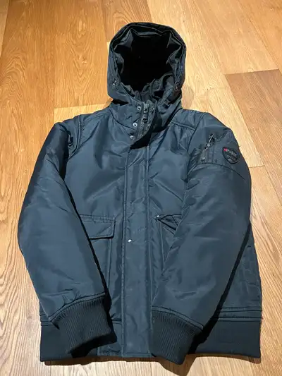 This PAJAR winter parker is in excellent condition. Worn only 1/2 a season, as my son out grew it in...