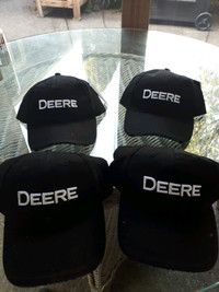 4 CASQUETTES DEERE À VENDRE