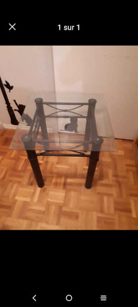Une petite et une grande table en verre et fer forgé 