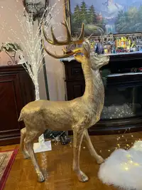 Giant golden deer / Cerf doré géante  / 50”
