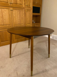 Round dining table