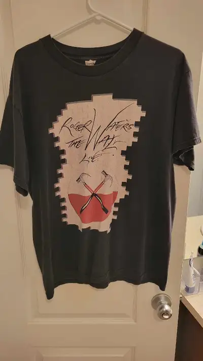 Roger Waters The Wall t-shirt from the Ottawa (Kanata) show in 2010 Size L