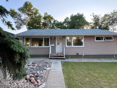 $2500 - entire south regina house for rent