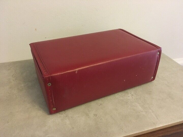 Vintage Retro Classic Red 12 CASSETTE HOLDER BRIEFCASE Leather in Arts & Collectibles in Mississauga / Peel Region - Image 2