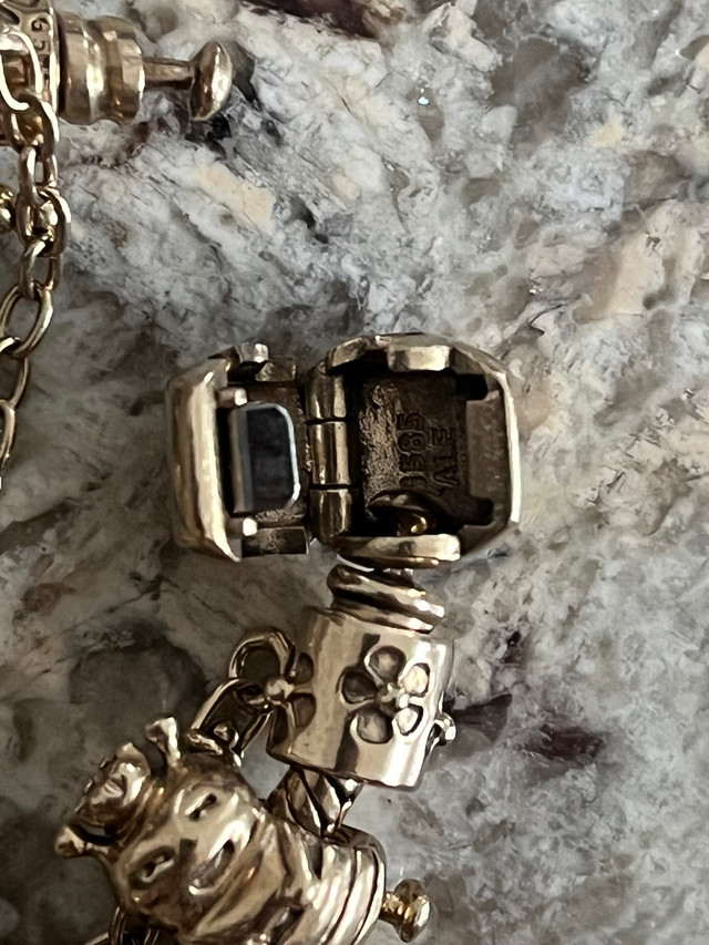 Pandora 14k gold bracelet with charms  dans Bijoux et montres  à Laval/Rive Nord - Image 2
