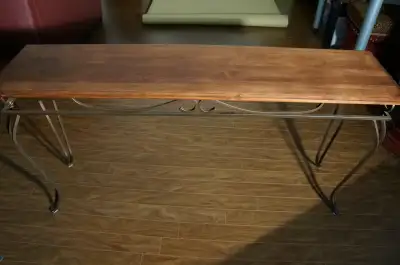 Table console en bois brun et pattes en métal