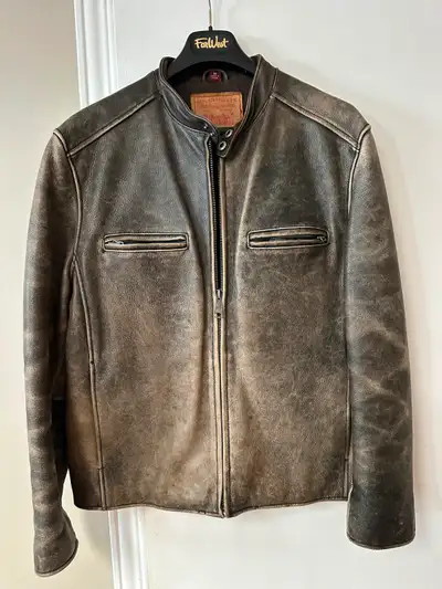 Men’s brown, leather jacket, worn outlook in good condition. Real leather. Size medium.