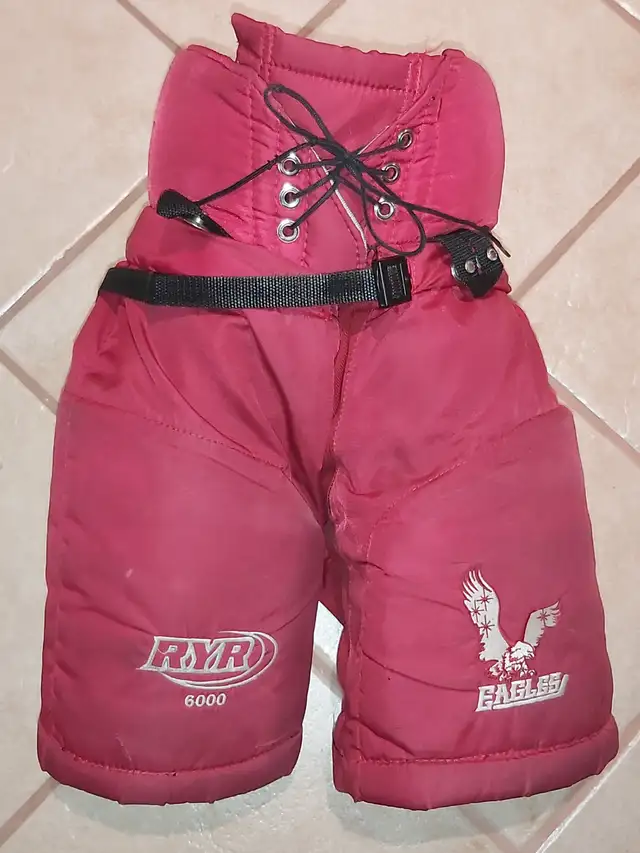 USED KIDS' HOCKEY EQUIPMENT HELMET GLOVES PANTS KNEE ELBOW PADS in Hockey in City of Toronto - Image 7