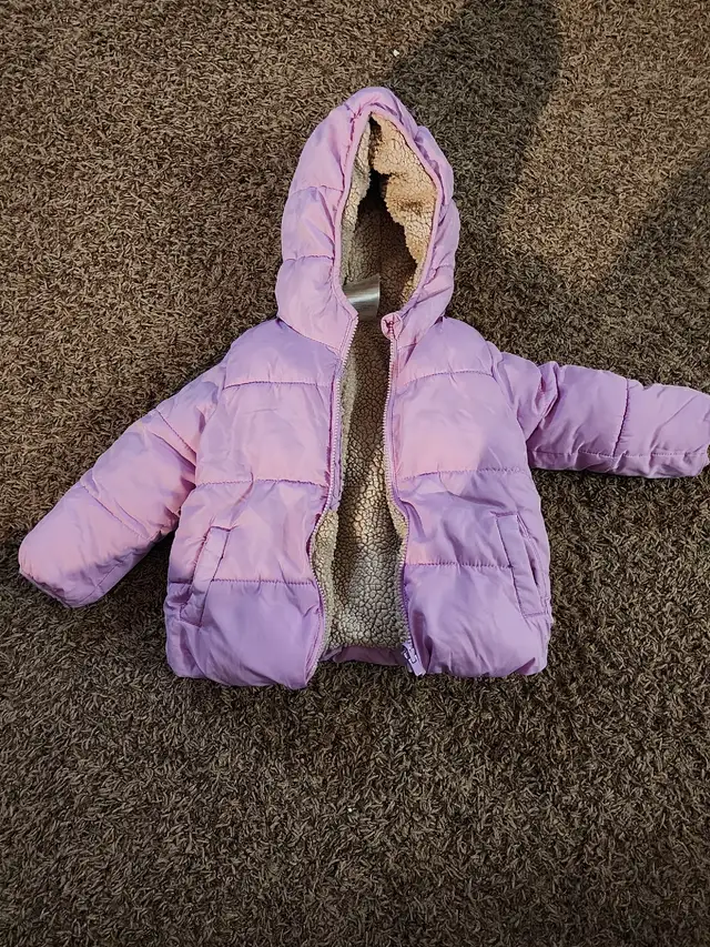 Size 4 gap winter jacket  in Clothing - 4T in Edmonton - Image 2