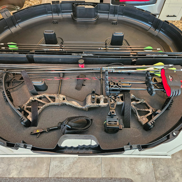Blackout Intrigue XS compound bow in Fishing, Camping & Outdoors in Hamilton