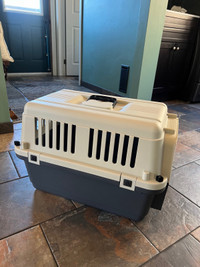 Lockable pet carrier