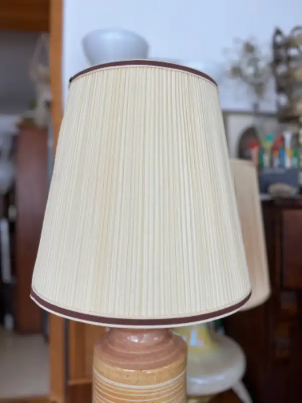 Grande lampe vintage tall textural striped pottery lamp in Indoor Lighting & Fans in City of Montréal - Image 4