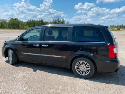 Looking for a reliable and spacious family vehicle? Check out this used 2014 Dodge Caravan Town & Co...