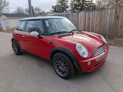 2005 mini Cooper classic 4 cylinder 5 speed 232 km runs drives like new very reliable great on gas m...