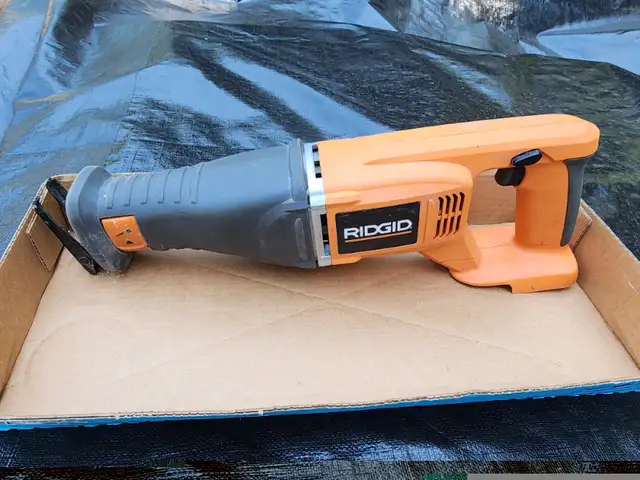 Ridgid R8442 Battery Operated 18Volt Sawzall Tool & Battery in Power Tools in Windsor Region - Image 6