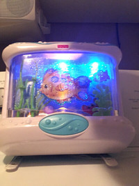 Aquarium pour accrocher à la bassinette de bébé