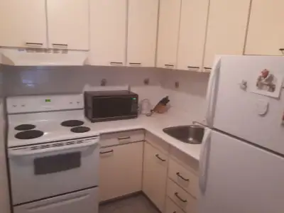 FAUT VOIR ! Condo 3 1/2 entièrement meublés situé dans la cité universitaire de Ste-Foy à proximités...