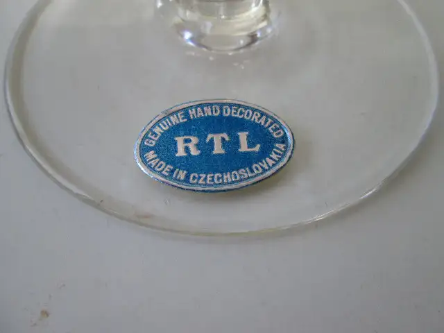 Crystal  Wine/Dessert Glasses Czechoslovakia 7 Large in Kitchen & Dining Wares in City of Montréal - Image 4