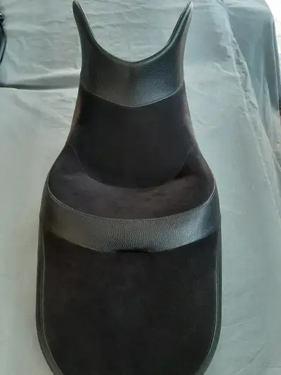 Victory touring seat leather/suede for Crossroads, Crosscountry and Magnum. Has opening for rides ba...
