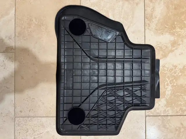Original BMW X5 Winter Floor Mats 2025-2019 in Other Parts & Accessories in Markham / York Region - Image 7
