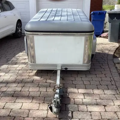 Petite remorque très pratique ,très propre,lumière aux del,barrure,dimension 30 ´´haut x 46´´ large...