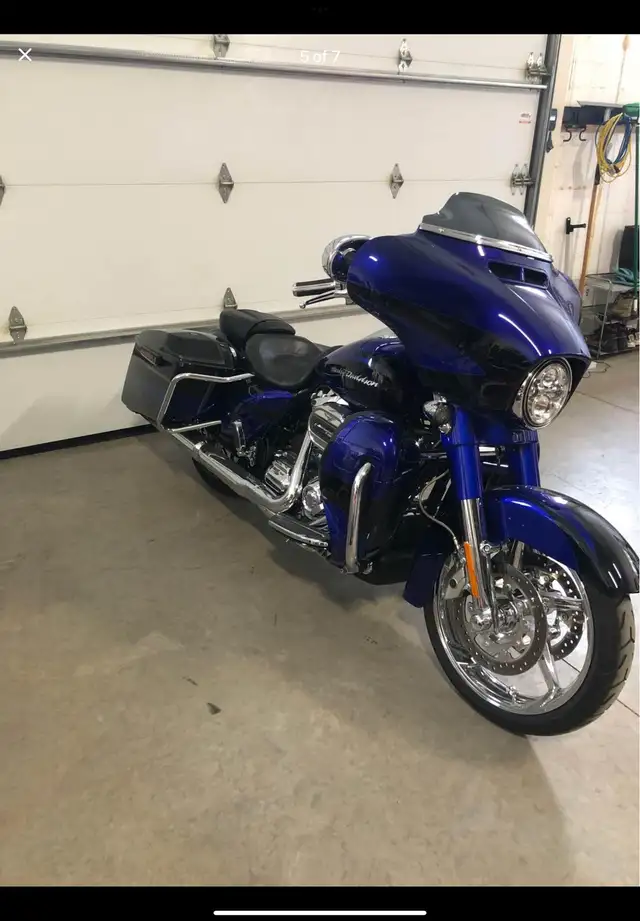 Harley-Davidson CVO StreetGlide (9,400 kms) in Sport Touring in Ottawa - Image 4