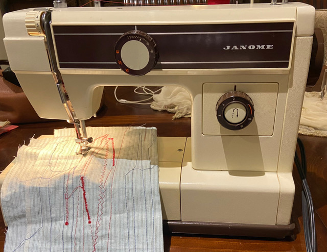 Janome heavy duty sewing machine mod 652 in Hobbies & Crafts in La Ronge