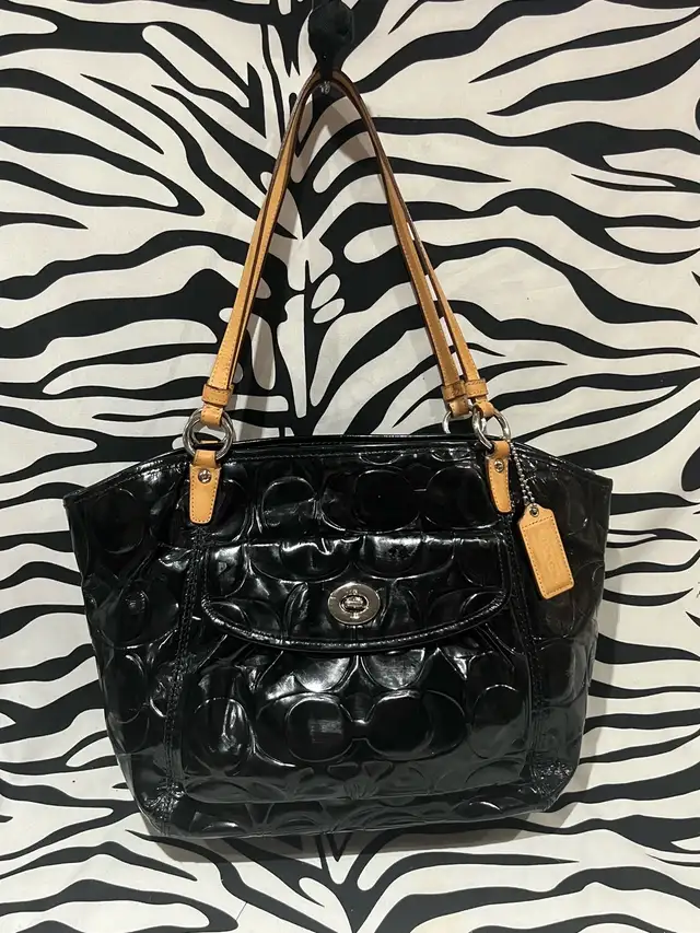 Vintage Black Vintage Coach Shoulder Bag in Women's - Bags & Wallets in City of Toronto - Image 3