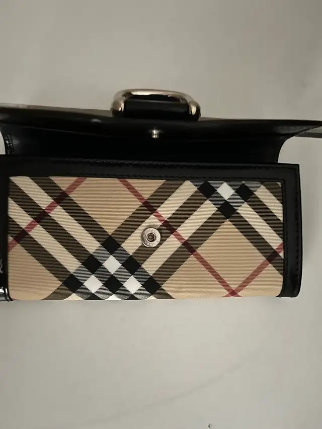 Woman Authentic Burberry Wallet (New) in Women's - Bags & Wallets in Ottawa - Image 4