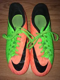 Chaussures de soccer Nike vertes et oranges Pointure 5