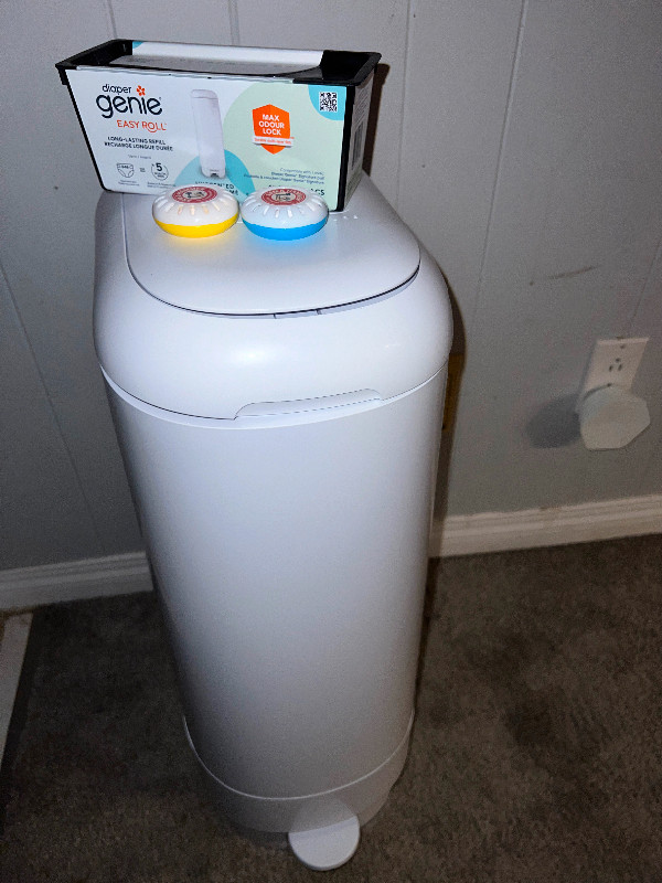 Like new Diaper Genie signature with accessories in Bathing & Changing in Winnipeg