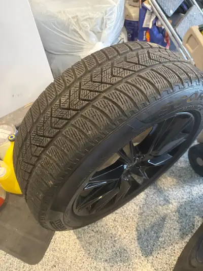 AudiQ4 set new Rims with winters tires