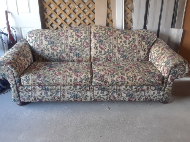 Beautiful Floral Sofa/Couch and matching Love Sofa/Couch in Couches & Futons in Mississauga / Peel Region - Image 2