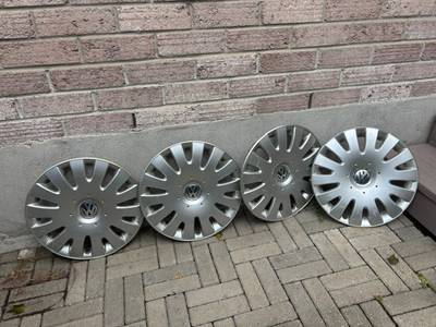 Quatre enjoliveurs pour Volks. Jetta TDI 2014. Les pneus étaient 205/55/R16 .