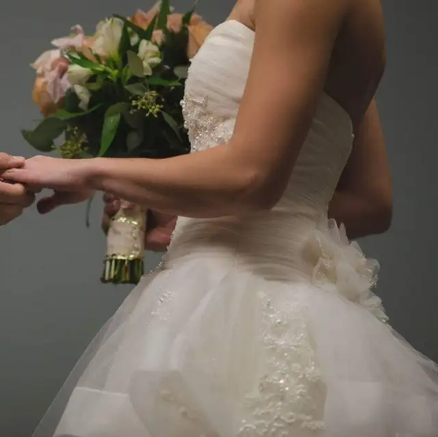 Vera Wang Wedding Dress (size 2) in Wedding in Ottawa - Image 4