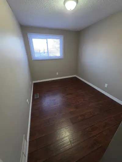 Room, 2 minutes from 401 .utilities included, parking, can furnish, wifi. Laundry.