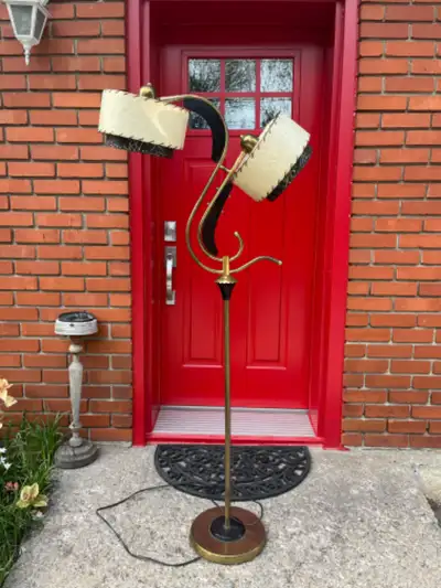 Pickup a l’île perrot Beautiful atomic era floor lamp with rare black shades, in the style of the Ma...
