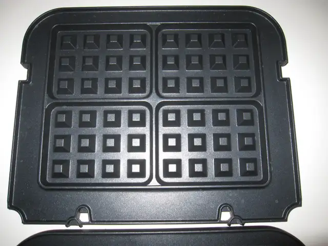 QUISINART GRIDDLER WAFFLE PLATE in Microwaves & Cookers in Peterborough - Image 4