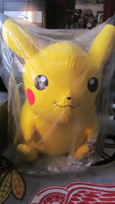 giant geant pikachu pokemon plush tou-tou peluche 45 pouce inches neuf mint...tres rare dans som emb...